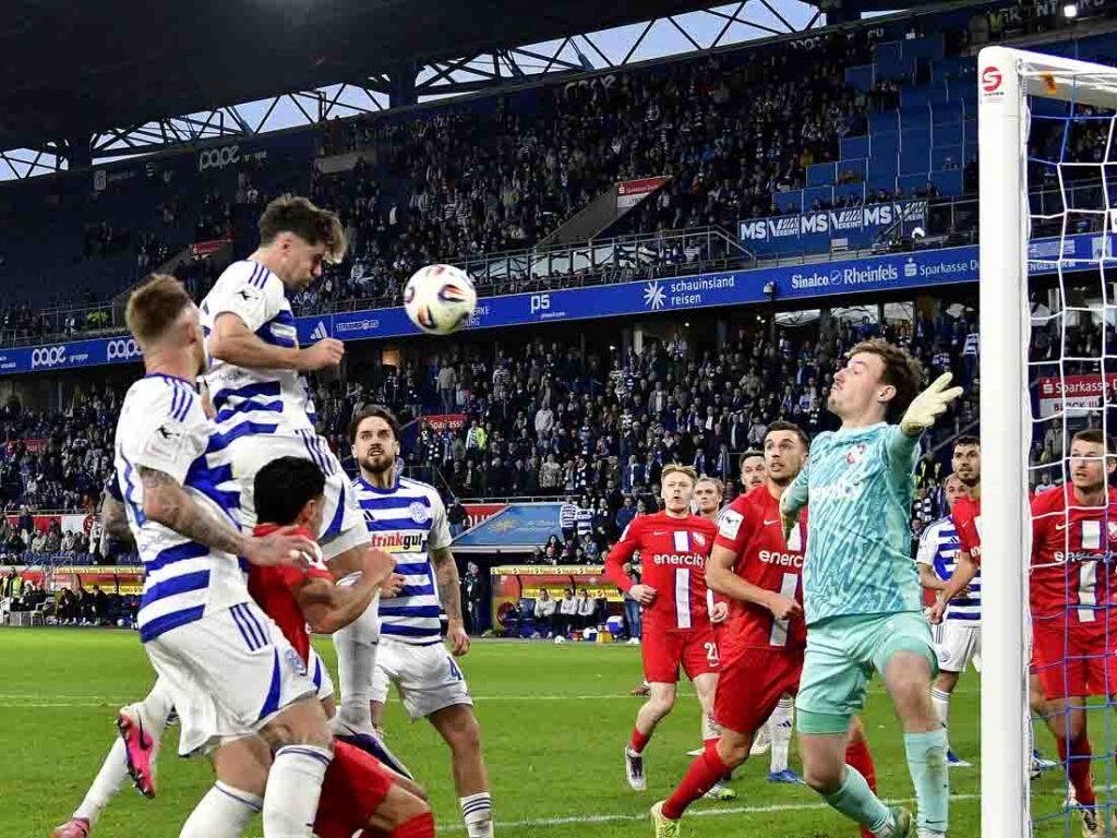 (2.v.l.) Fleckstein (MSV Duisburg) köpft zum 1:1 Endstand ein,