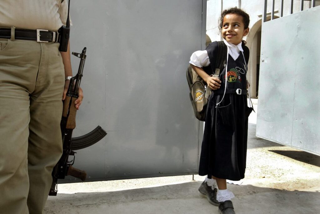 Irakisches Mädchen verlässt eine Grundschule