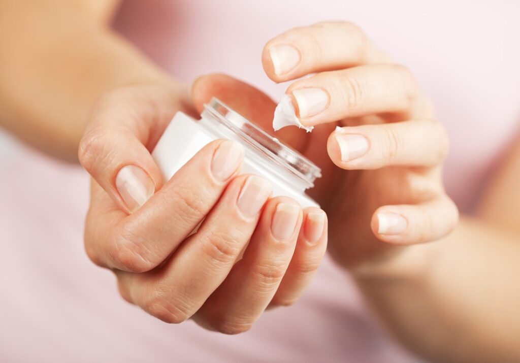 Warum man besser nicht den Finger in die Gesichtscreme taucht Hände