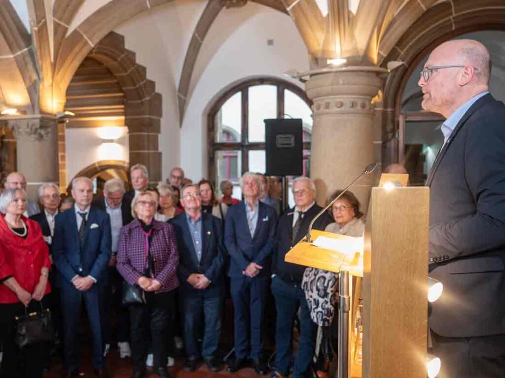Oberbürgermeister Sören Link mit Bernhard Dietz