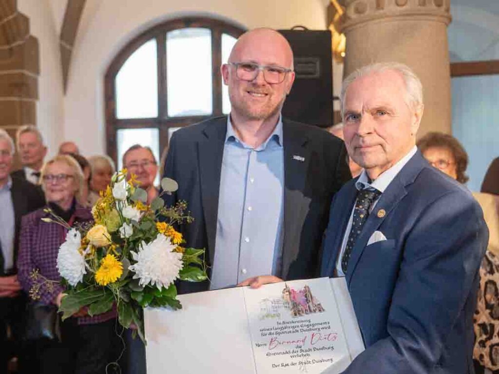 Verleihung der Duisburger Ehrennadel an Bernard „Ennatz“ Dietz Duisburger Ehrennadel für Bernard Dietz mit Eintrag ins Goldene Buch der Stadt