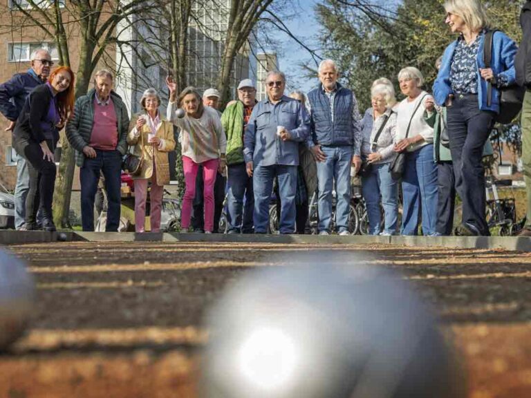 Neue Boule-Bahn am Huckinger Markt eröffnet Neue Boule-Bahn