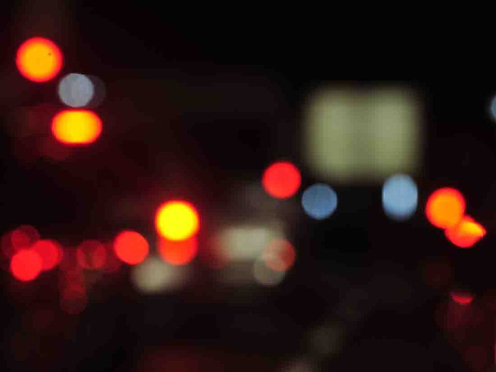 A 42 bei Duisburg – Verkehrsunfall mit schwer verletzter Person – Rettungshubschrauber im Einsatz Unfallbedingter Stau auf der nächtlichen Autobahn (Symbolbild)