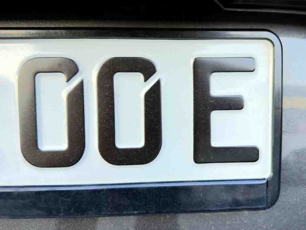 E-Kennzeichen mit der entsprechenden Kennung