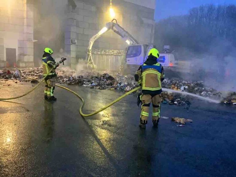 Stadtgrenze DU: Lagerhalle des Entsorgungsbetriebs Remondis in OB-Lirich brennt Feuerwehrmänner im Einsatz