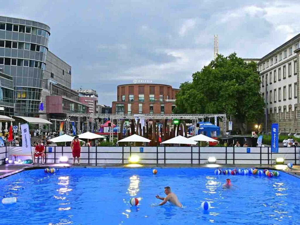 Mobiles Schwimmbecken in der Innenstadt