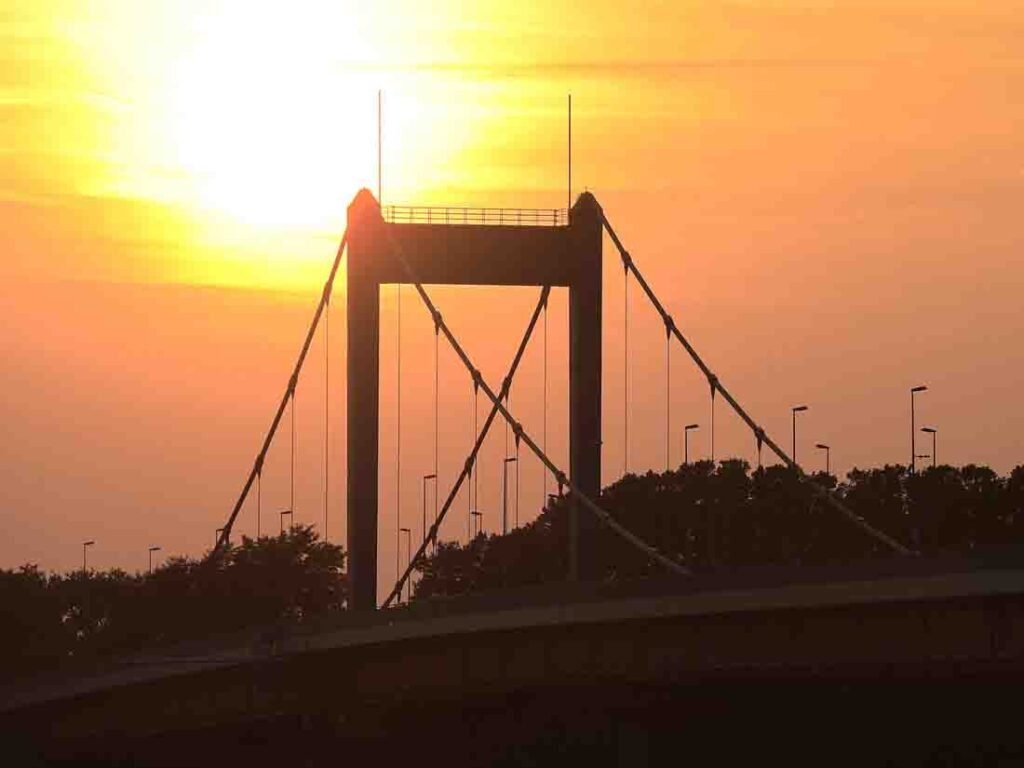 Saharastaubwolke: Softtrübe Aussichten und schön-intensive Sonnenuntergänge möglich Homberger Brücke, Sonnenuntergang