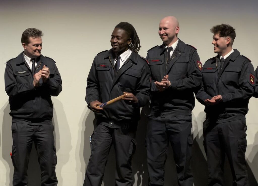 Feuerwehr Duisburg bei der Staffelübergabe an die Feuerwehr Dortmund, die ab Herbst die Serienstaffel weiterführt
