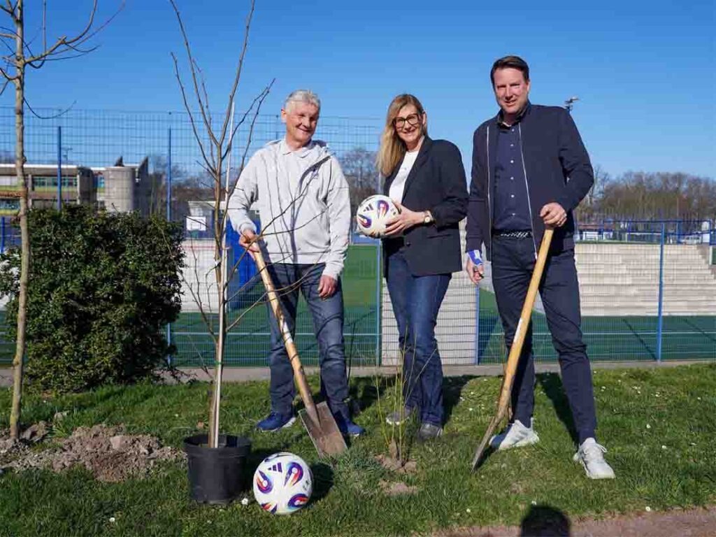 MSV Duisburg beteiligt sich an der Aktion „Klimabäume: Vereine pflanzen Zukunft“ 3 Personen