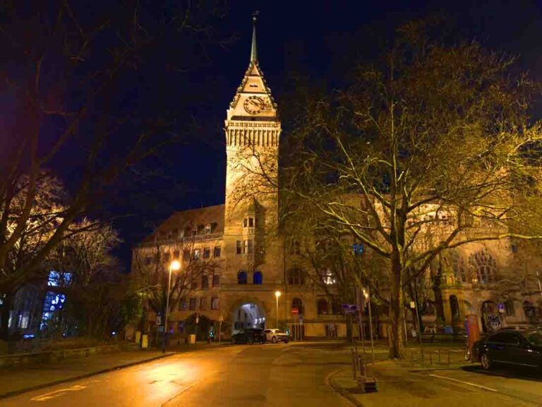 Personalversammlung der Stadtverwaltung Duisburg: Einschränkungen im Publikumsverkehr Rathausturm Duisburg bei Nacht