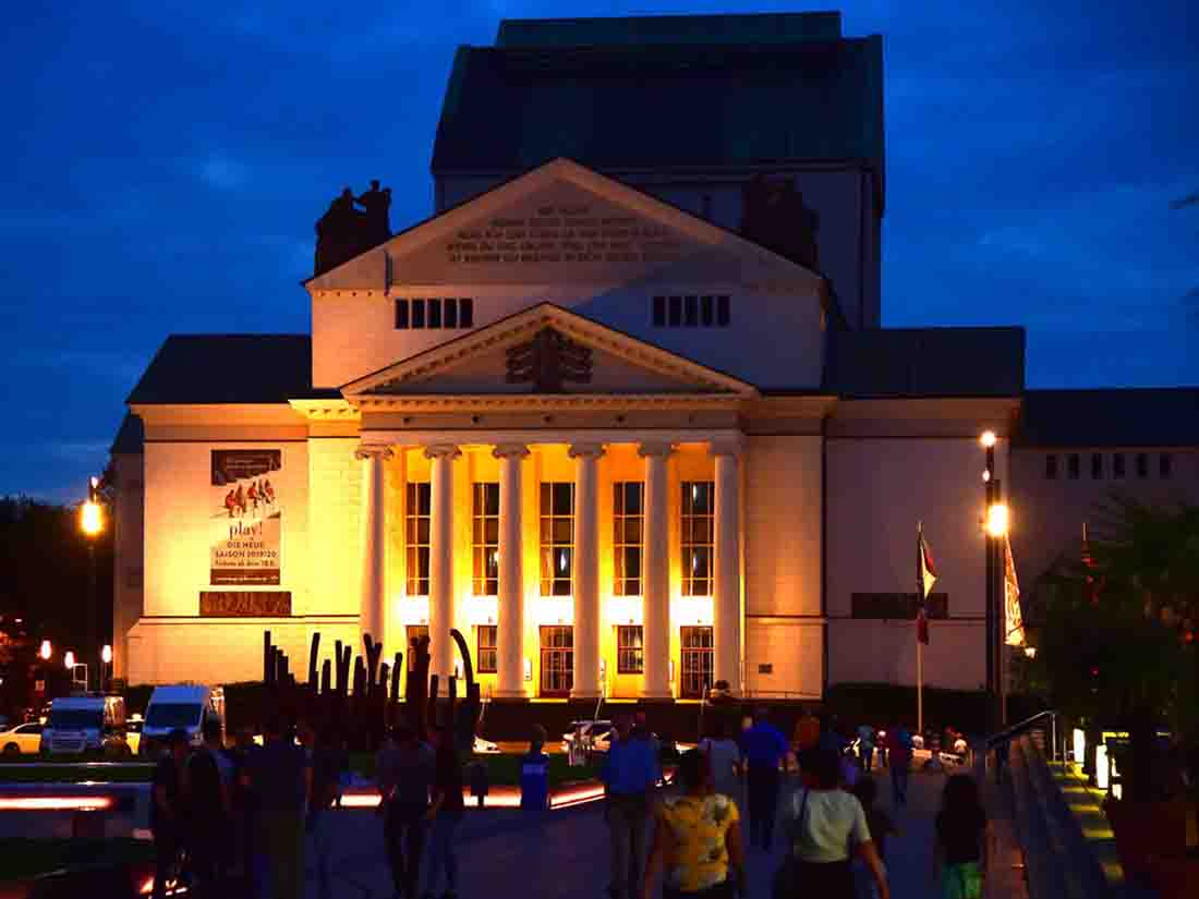 Illuminiertes Stadttheater Duisburg