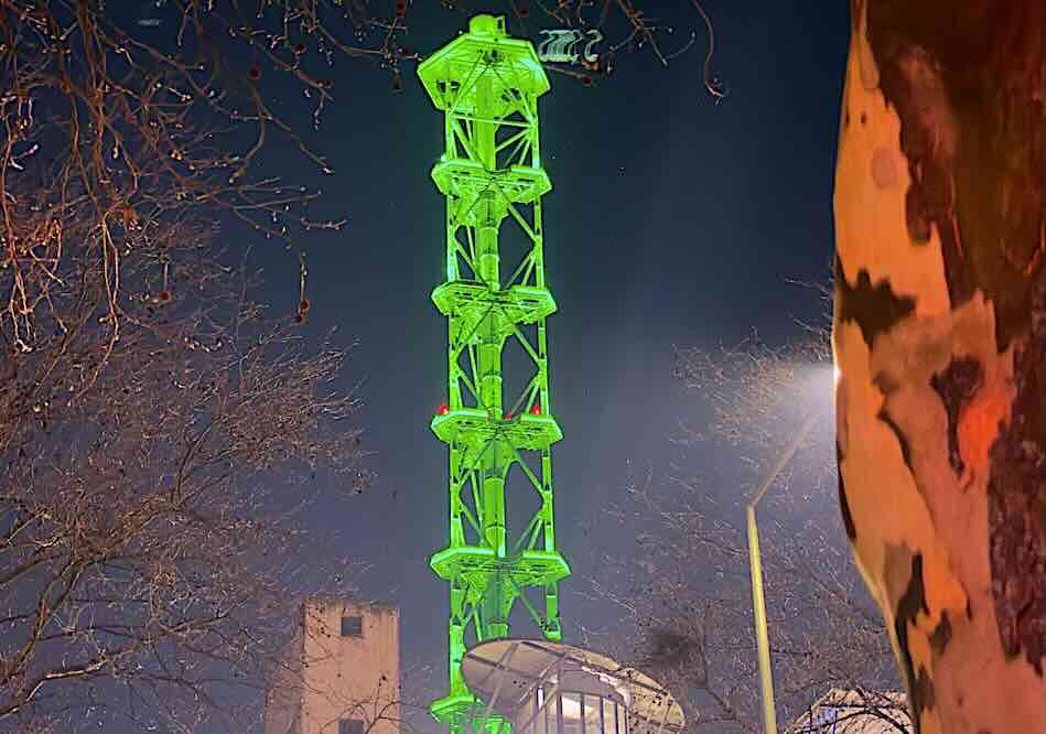 Beleuchteter Stadtwerketurm