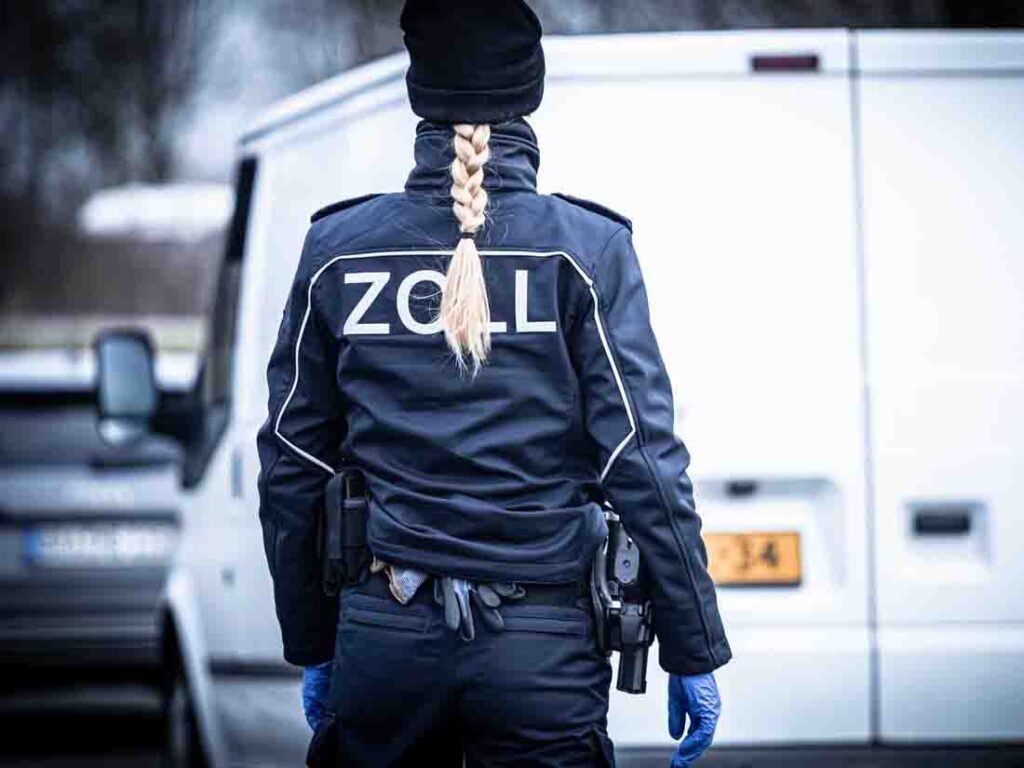 Kokainfund und Auto mit technischen Mängeln aus dem Verkehr gezogen Zollbeamtin im Einsatz (Symbolbild)