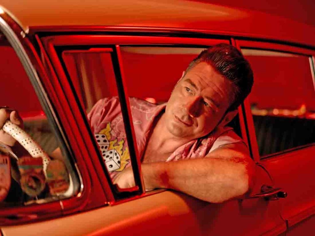 Dick Brave, lehnt sich lässig aus dem Autofenster