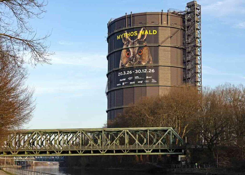 „Mythos Wald“ im Oberhausener Gasometer Gasometer mit Megaposter "Mythos Wald"