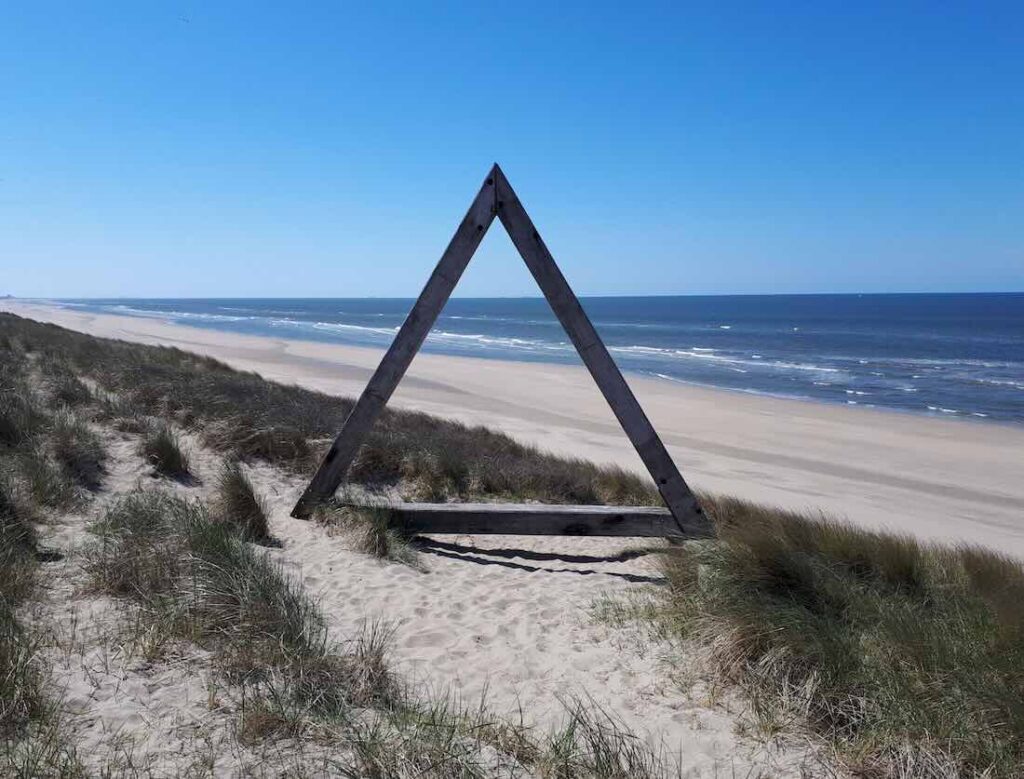 Strandabschnitt mit Skulptur