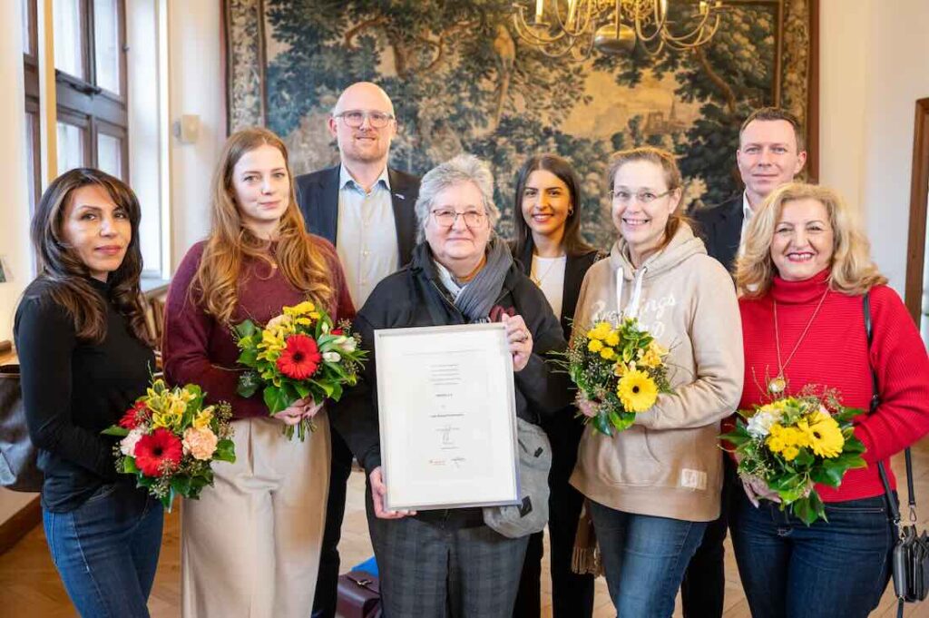 Bewerbungsfrist für Fakir-Baykurt-Kulturpreis läuft Gruppenbild mit Oberbürgermeister