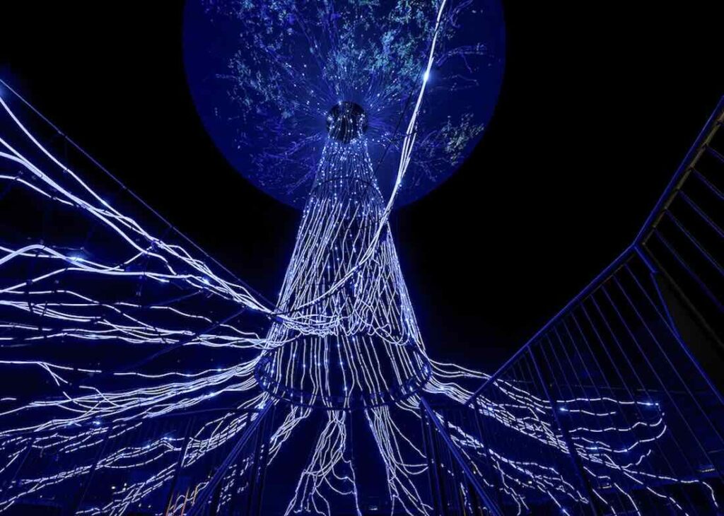 Die Baum-Lichtskulptur