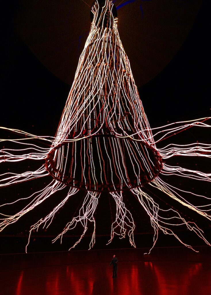 illuminierte Baumskulptur