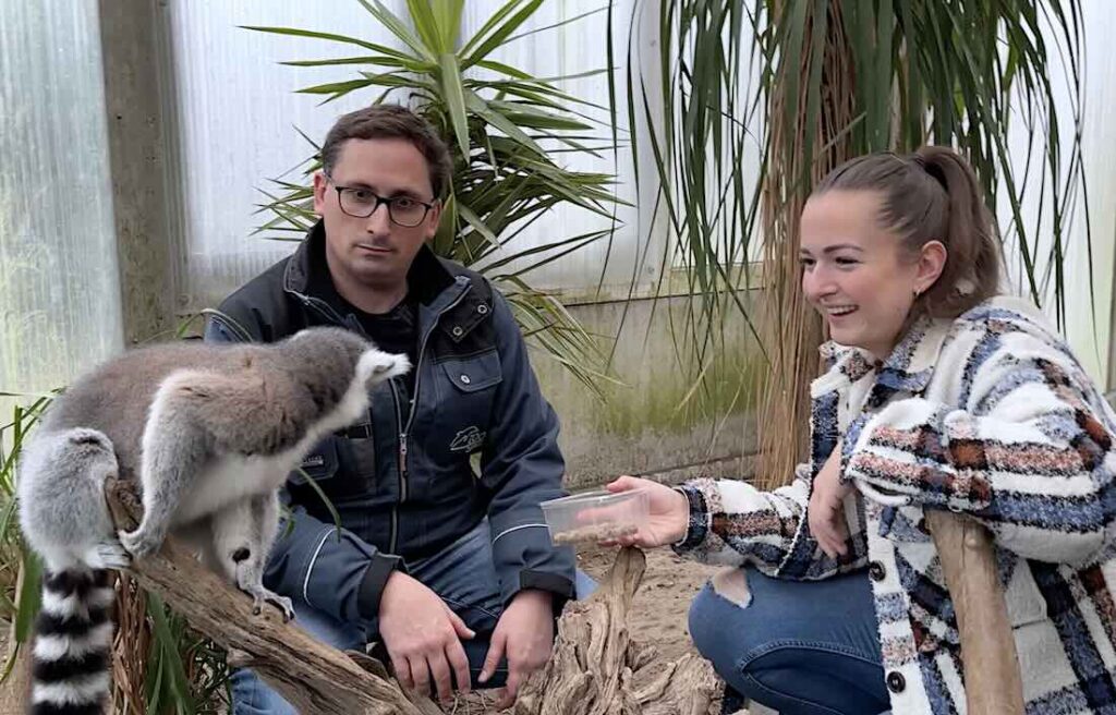 zwei Personen mit Tier