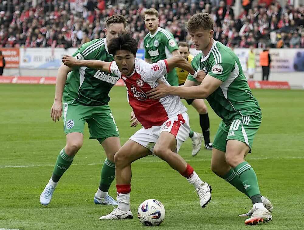 Derby-Niederlage schmerzt doppelt: MSV verliert Anschluss an die Spitze Kampf um den Ball