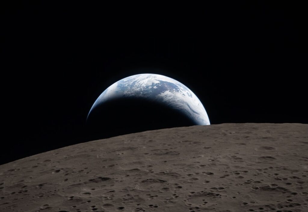 NASA: Beeindruckende Bilder vom Vorbeiflug am Mond die Erde geht auf