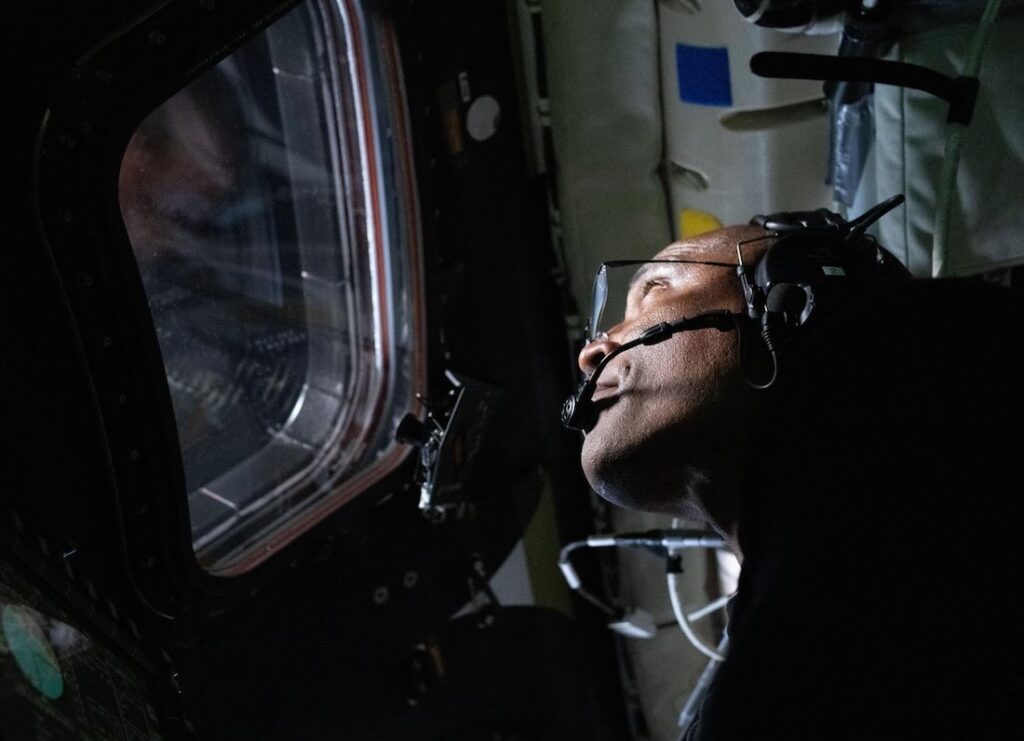 Hier gehts zu den Bewegtbildern aus der Mondfähre ORION auf dem Weg zurück zur Erde (live) Astronaut blickt auf die Planet Erde