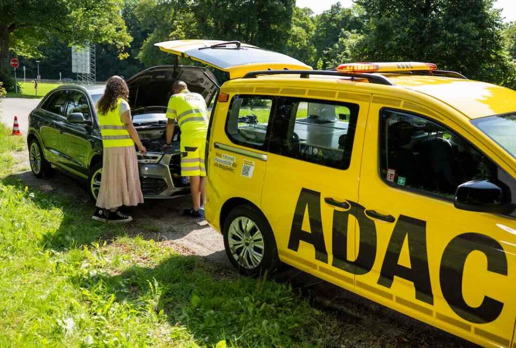 Auto mit Pannenhelfer
