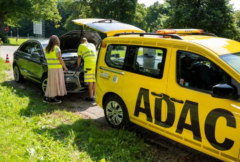 Auto mit Pannenhelfer
