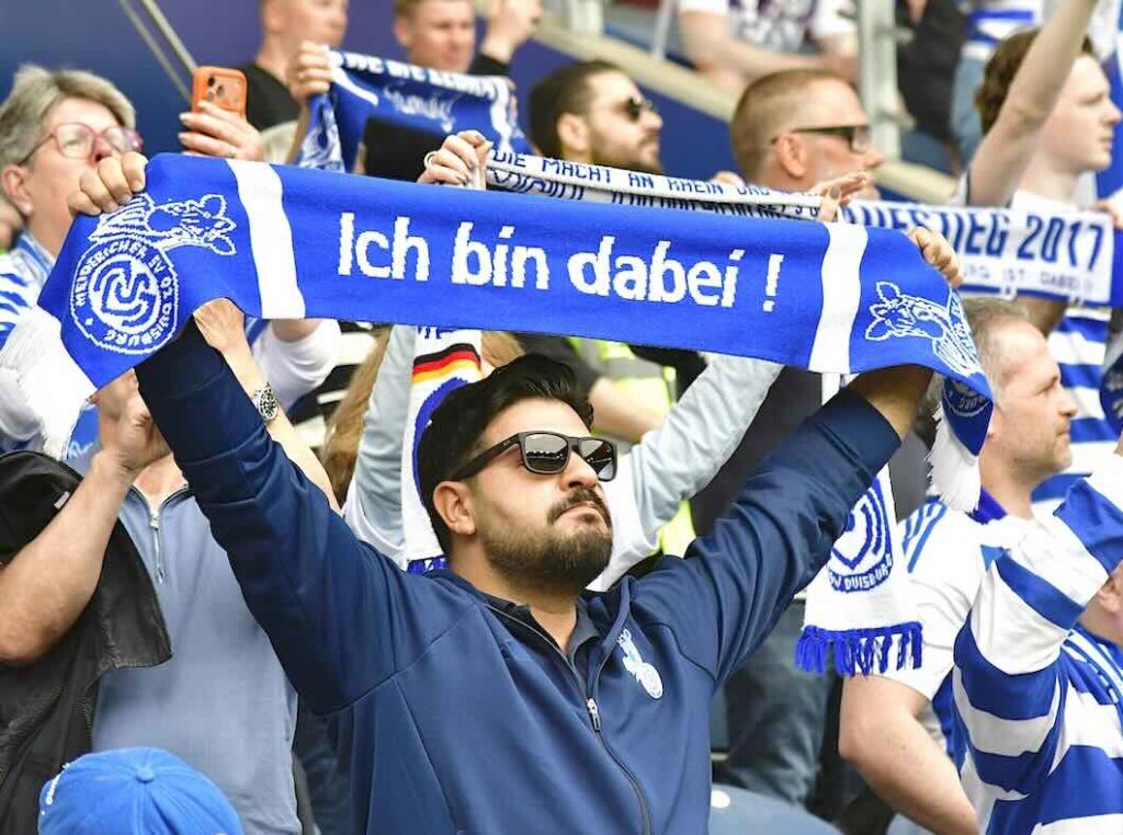 Fan mit Schal