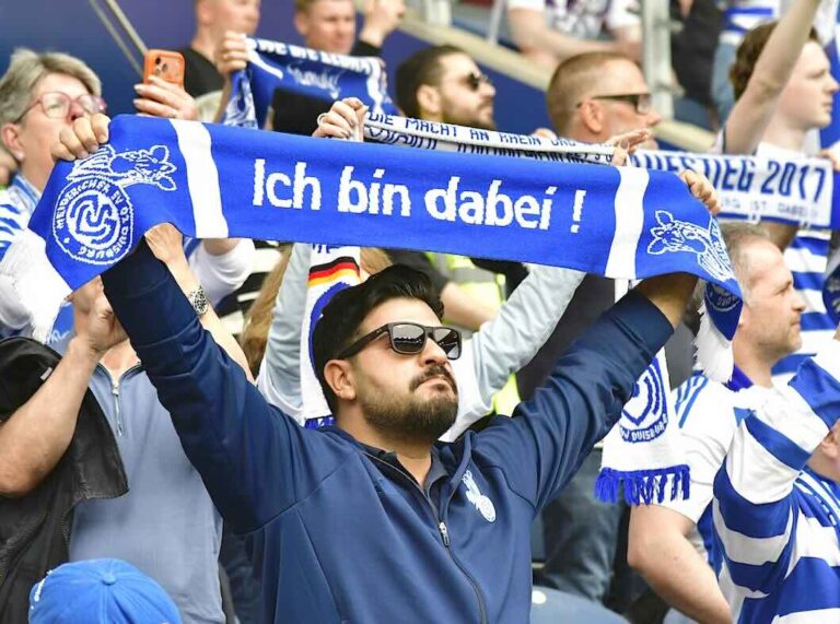 Fan mit Schal
