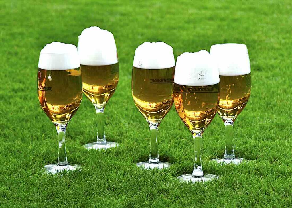 gefüllte Biergläser