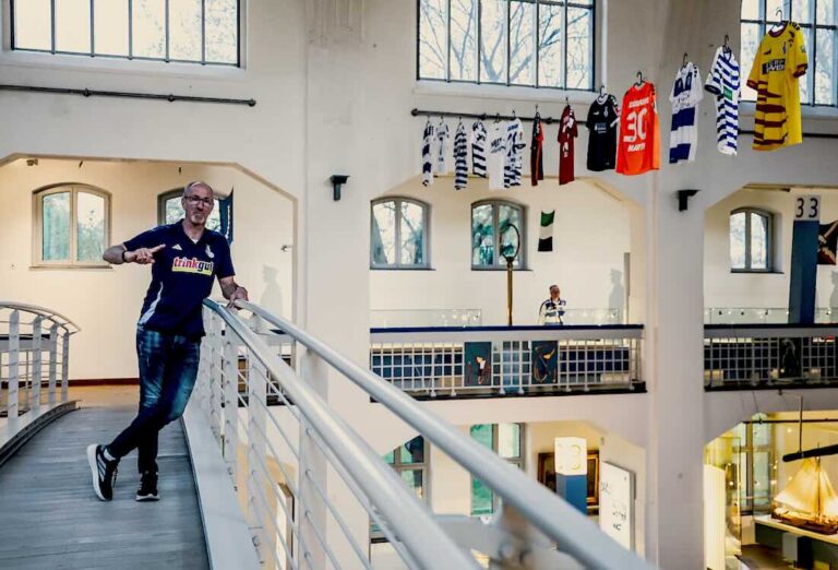 Kult im Schifffahrtsmuseum: Die Trikots der Zebras im Rampenlicht J. Hopp in der Ausstellung