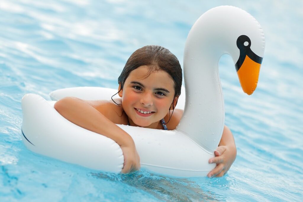Schwimmtier stinkt nach Chemie? Poolfoto