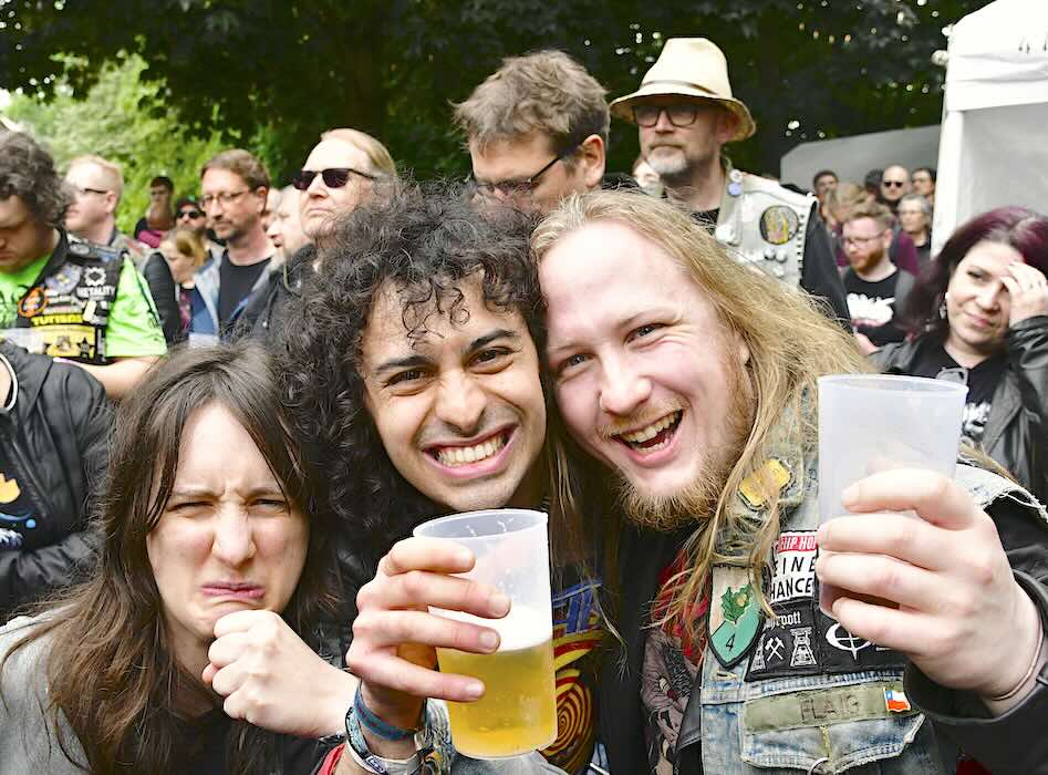 Gruppenbild mit Bier