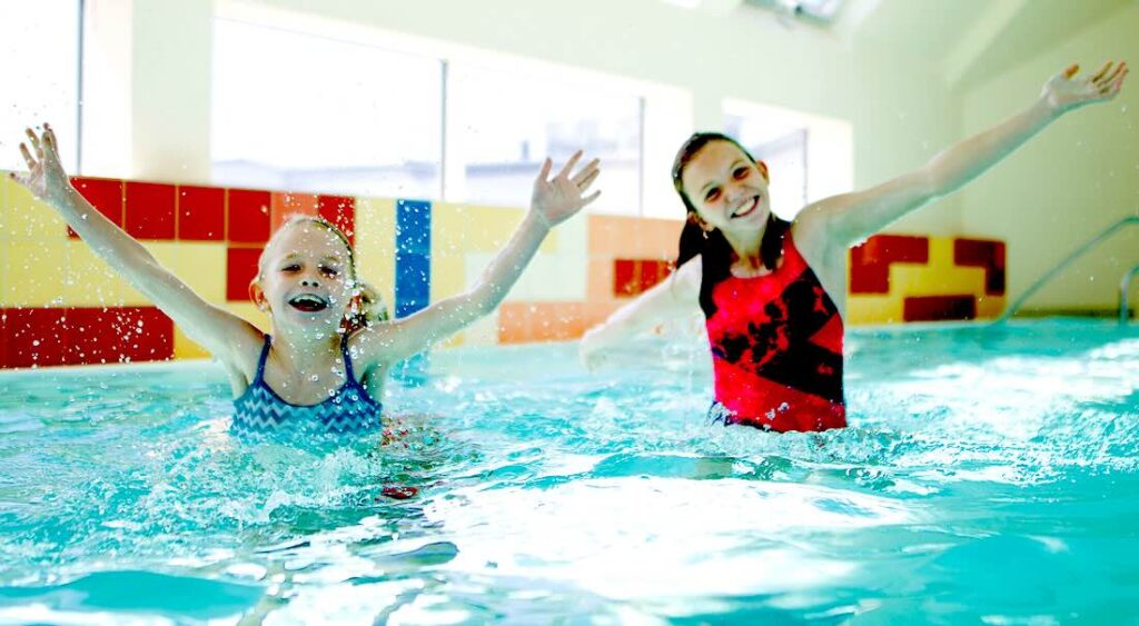 Jugendliche im Schwimmbecken