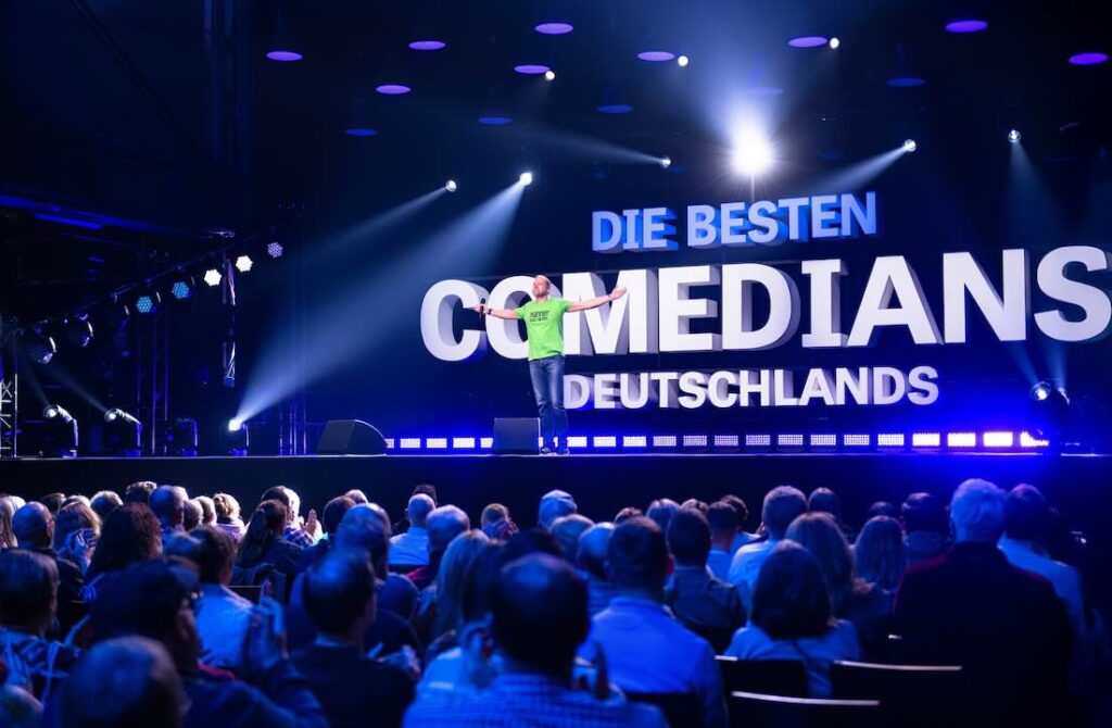 Ein Sommer voller Lacher: SAT.1 zeigt „Die besten Comedians Deutschlands“ Showbühne