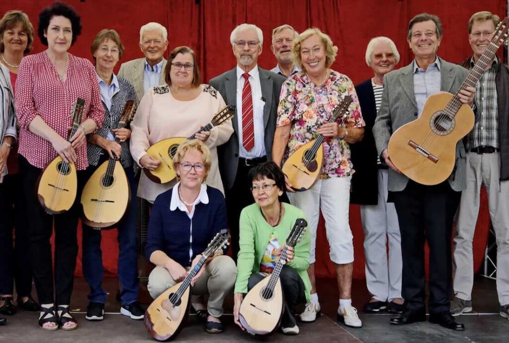 Sonntagskonzert mit Mandolinen und Gitarren im Volkspark Rheinhausen Mandolinen-Orchester