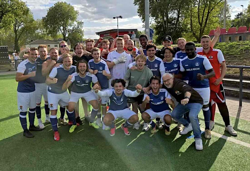 Duisburger SV 1900 feiert klaren 4:0-Heimsieg gegen TuS Asterlagen Gruppenbild