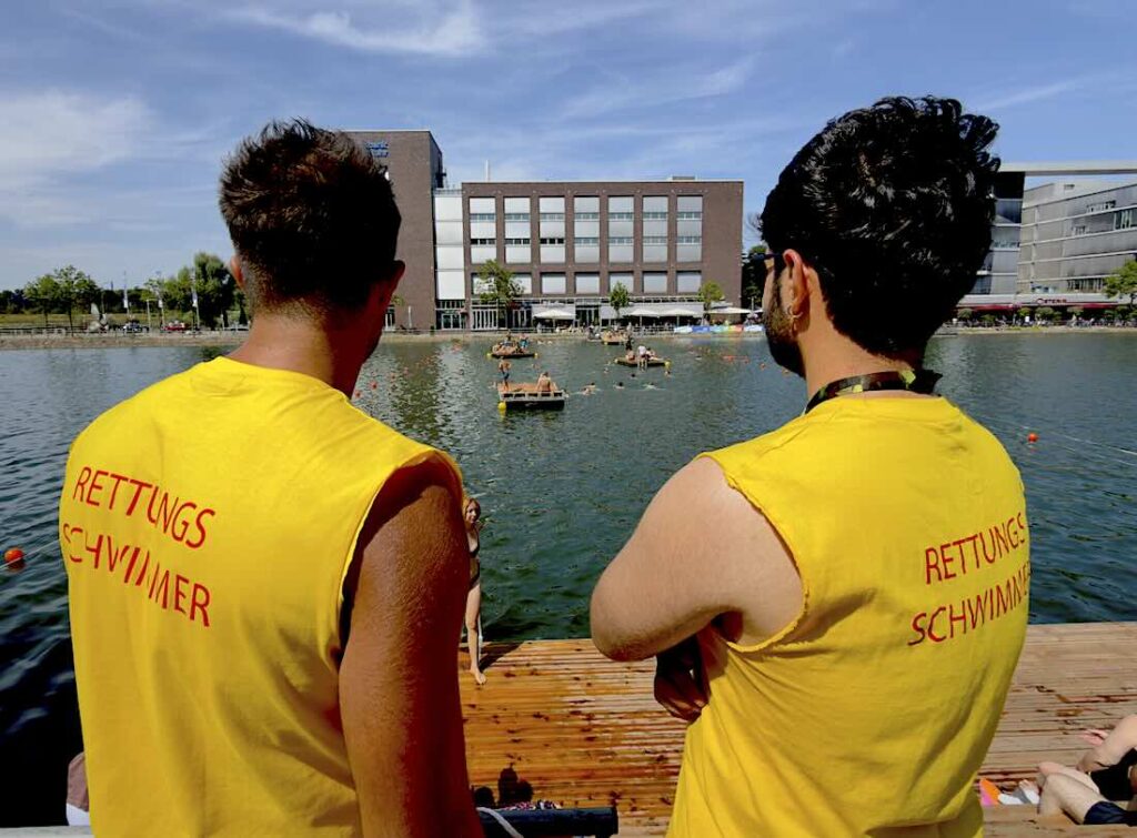 Zwei Rettungsschwimmer