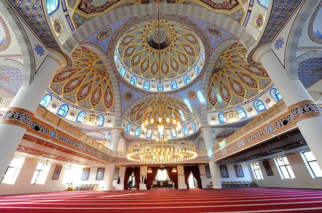 Imposante Deckenmalerei in der Merkez-Moschee