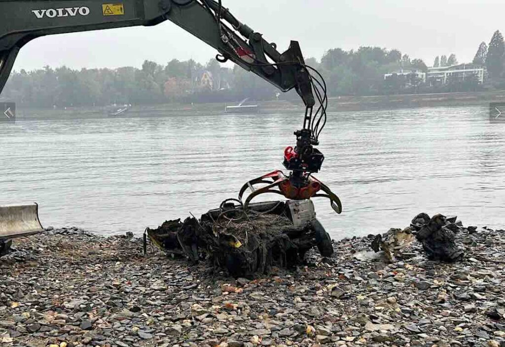 Autowrack mit Bagger