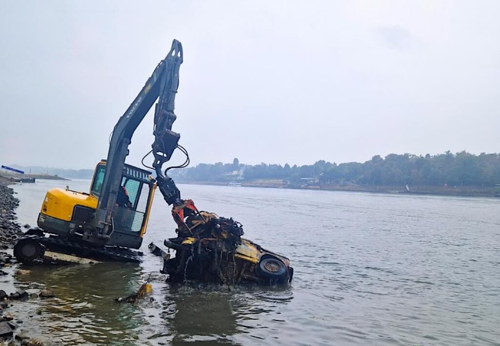 Autowrack mit Bagger
