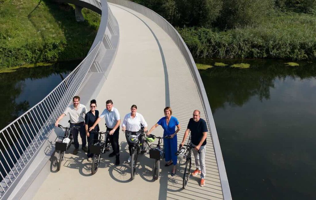 Gruppenbild mit Fahrrad