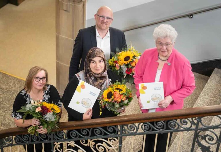 Bezirksvertretung Hamborn verleiht Ehrennadeln an Ayten Keser und Brigitte Koch Gruppenbild