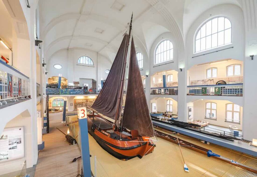 Museumsinnenraum im ehemaligen Hallenbad