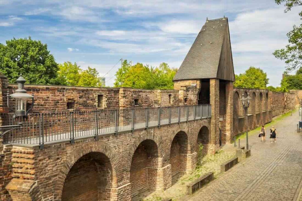 Wehrgang mit Stadtmauer