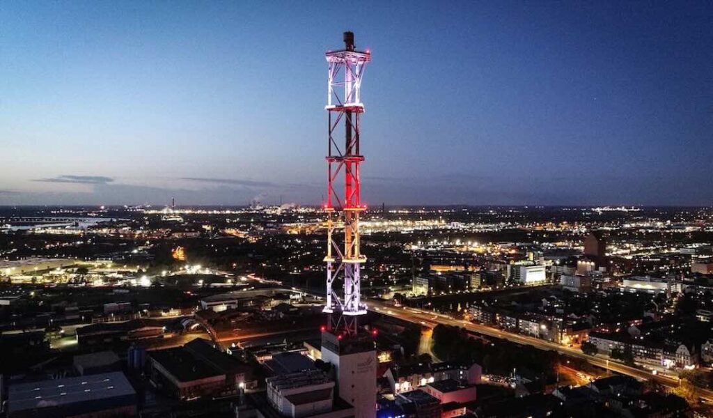 Stadtwerketurm leuchtet am Tag der deutschen Einheit in den Farben der Bundesflagge Stadtwerketurm