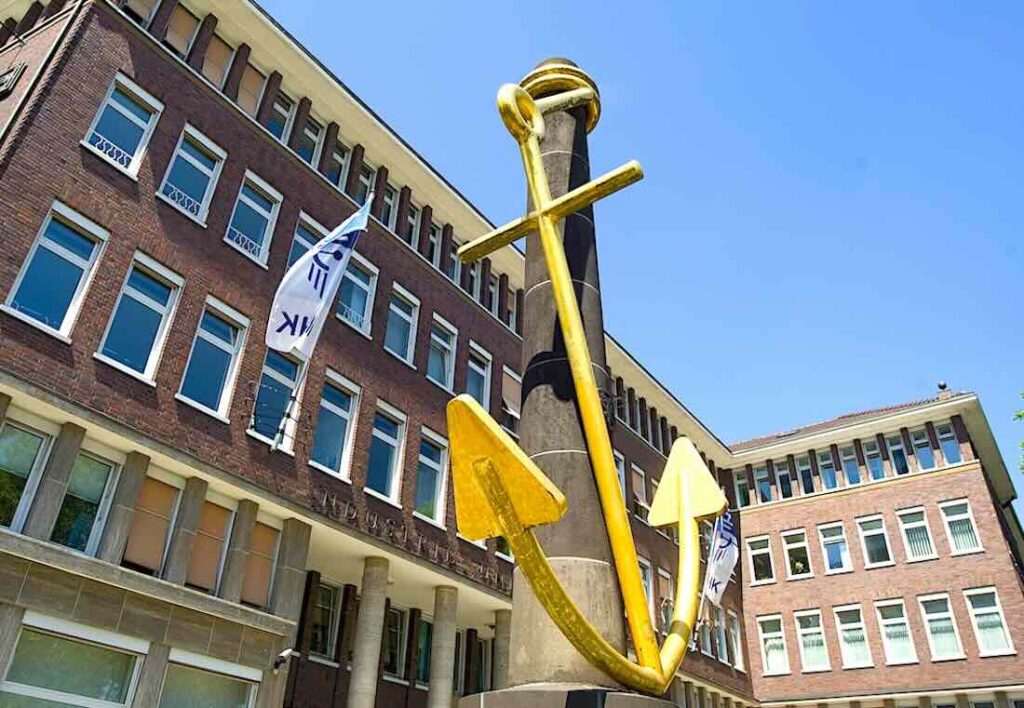 Goldener Anker vor IHK frisch saniert Vergoldeter Ankerbrunnen