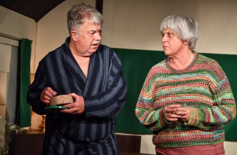 Komödie „Eingeschneit“ in der Rheinhausen-Halle Zwei Schauspieler